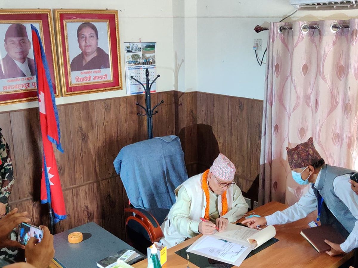 लुम्बिनी प्रदेश प्रमुख अमिक शेरचनद्वारा पदभार ग्रहण (तस्वीरहरु)